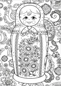 俄罗斯娃娃和背景中的花朵